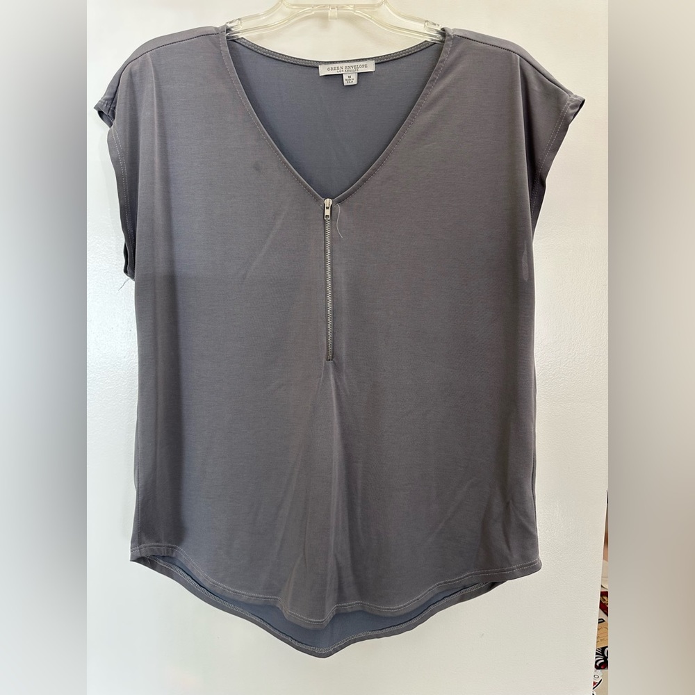 Green Envelope Gray V-Neck Zip Top. Size M